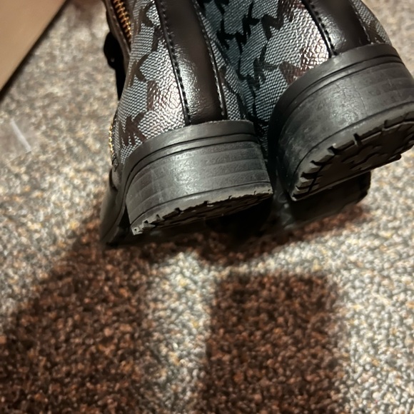 Michael Kors girls boots size 11. - Picture 2 of 5
